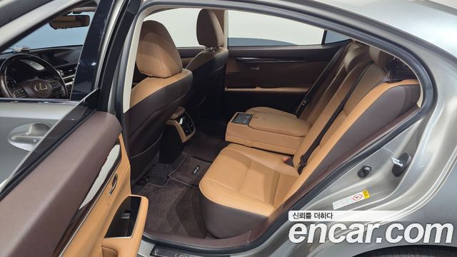 Lexus ES300h Supreme XV60 2017 — фото 11
