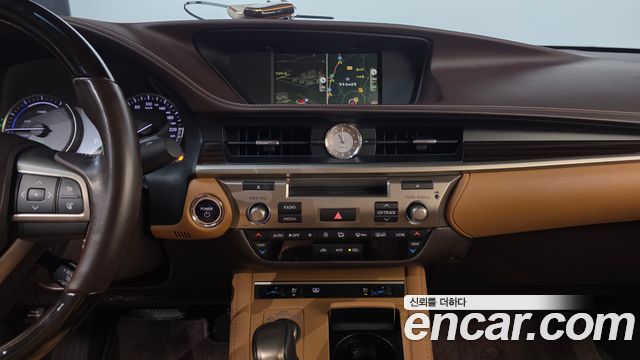Lexus ES300h Supreme XV60 2017 — фото 16