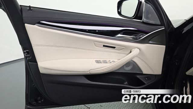 BMW 5 Series (G30) M550i xDrive 2022 — фото 24