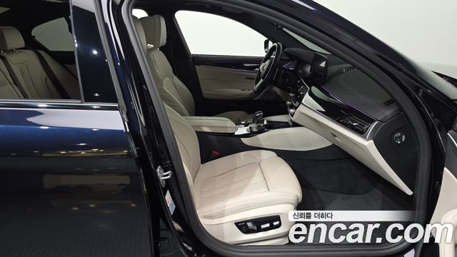 BMW 5 Series (G30) M550i xDrive 2022 — фото 26