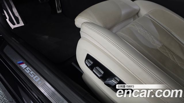 BMW 5 Series (G30) M550i xDrive 2022 — фото 33