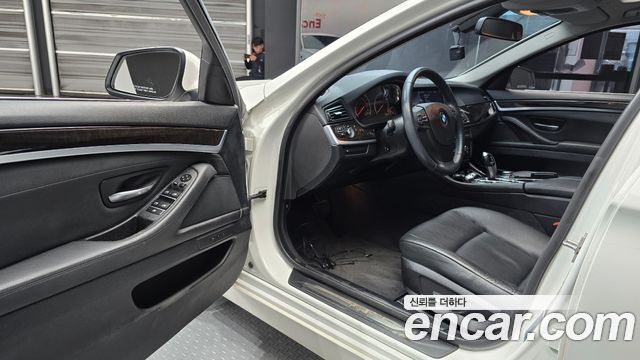 BMW 5 Series (F10) 528i 2012 — фото 10