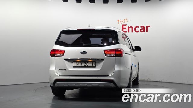 Kia Carnival 9-seater Prestige 2016 — фото 4