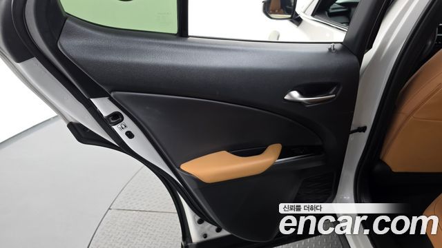 Lexus UX250h 2.0 2WD 2024 — фото 25