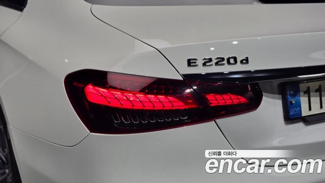 Mercedes-Benz E-Class (W213) E220d 4MATIC AMG Line 2022 — фото 23