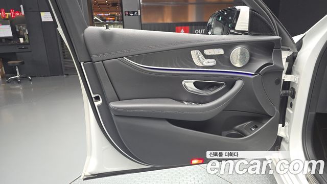Mercedes-Benz E-Class (W213) E220d 4MATIC AMG Line 2022 — фото 24
