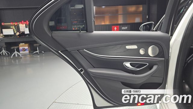 Mercedes-Benz E-Class (W213) E220d 4MATIC AMG Line 2022 — фото 25