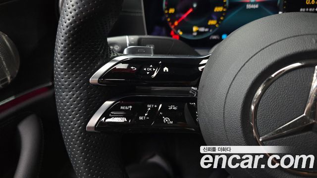 Mercedes-Benz E-Class (W213) E220d 4MATIC AMG Line 2022 — фото 31