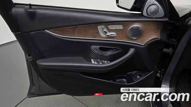 Mercedes-Benz E-Class (W213) E300 4MATIC Exclusive 2018 — фото 24