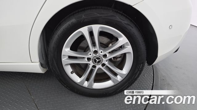Mercedes-Benz A-Class (W177) A220 Hatchback 2024 — фото 21