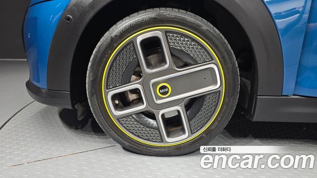 MINI Cooper Electric SE Electric 3rd 2024 — фото 5