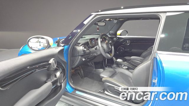 MINI Cooper Electric SE Electric 3rd 2024 — фото 10