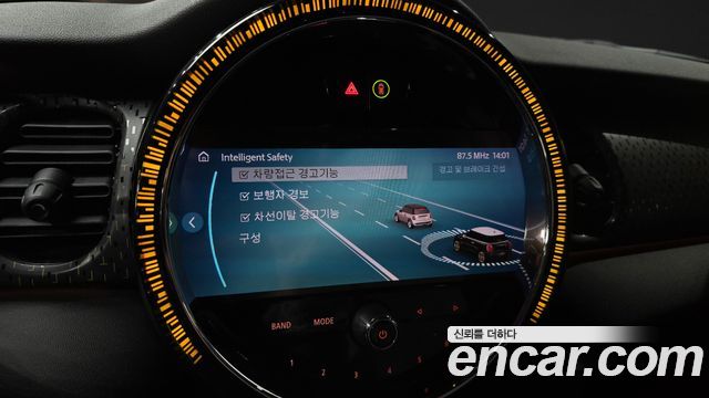 MINI Cooper Electric SE Electric 3rd 2024 — фото 15