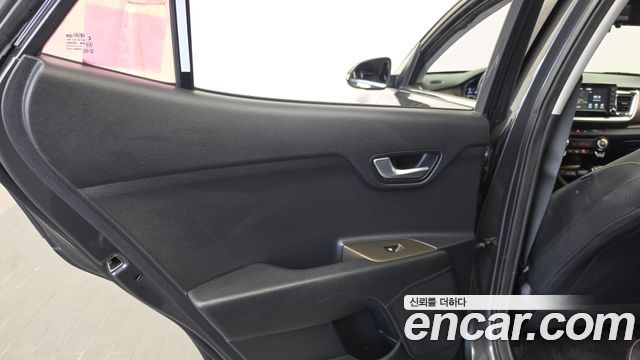 Kia Stonic Diesel 1.6 Prestige 2018 — фото 25