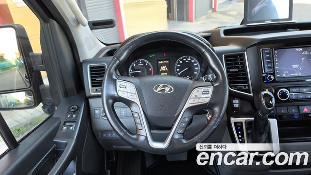 Hyundai Solati 16-seater Luxury 2023 — фото 13