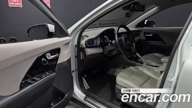Kia Niro Noblesse 2018 — фото 10