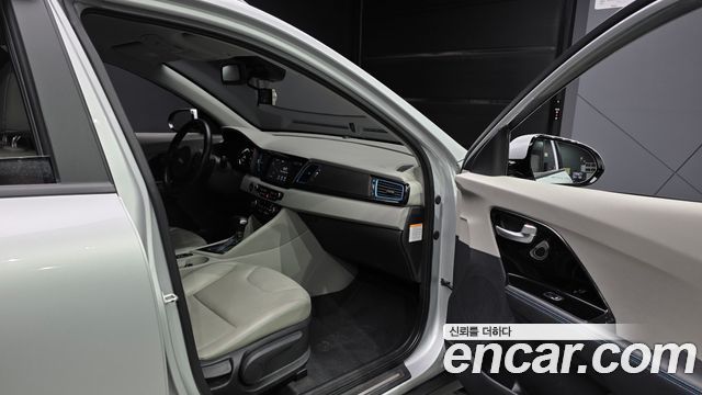 Kia Niro Noblesse 2018 — фото 11