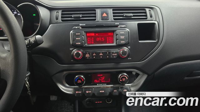 Kia Pride 1.6 GDI Hatchback Luxury 2012 — фото 13