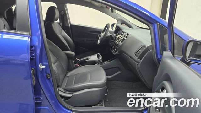 Kia Pride 1.6 GDI Hatchback Luxury 2012 — фото 26