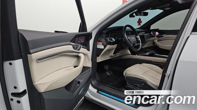Audi e-tron 55 Quattro 2022 — фото 10