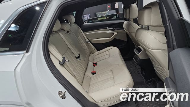 Audi e-tron 55 Quattro 2022 — фото 11