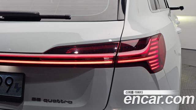 Audi e-tron 55 Quattro 2022 — фото 23