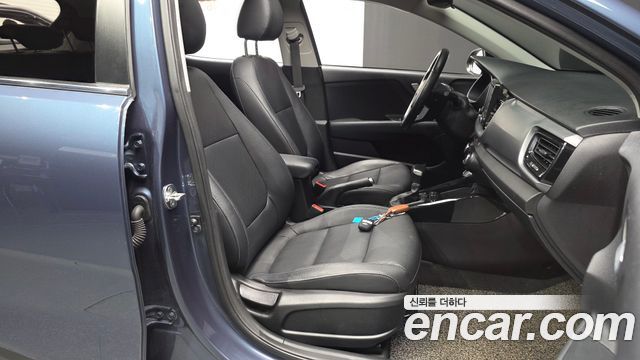 Kia Stonic Diesel 1.6 Prestige 2018 — фото 11