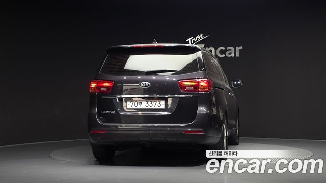 Kia Carnival 11-Seater Deluxe 2019 — фото 4