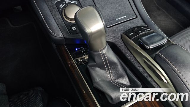 Lexus ES300h Supreme XV60 2017 — фото 9