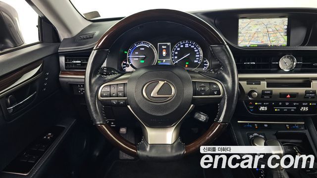 Lexus ES300h Supreme XV60 2017 — фото 17