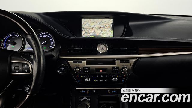 Lexus ES300h Supreme XV60 2017 — фото 18