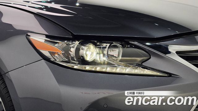 Lexus ES300h Supreme XV60 2017 — фото 28