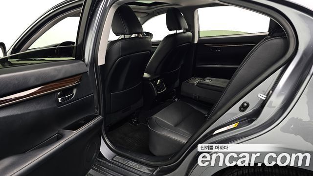 Lexus ES300h Supreme XV60 2017 — фото 32