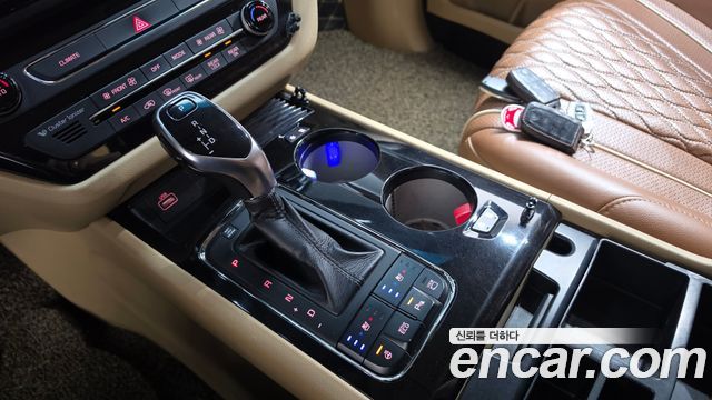 Kia Carnival 9-seater Hi-Limousine Noblesse 2016 — фото 9