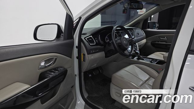 Kia Carnival 9-seater Noblesse 2015 — фото 10