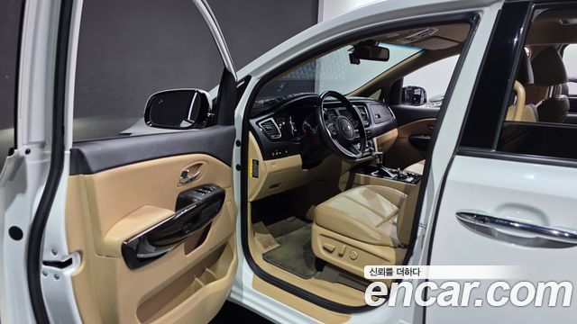 Kia Carnival 7-Seater Limousine VIP 2019 — фото 10