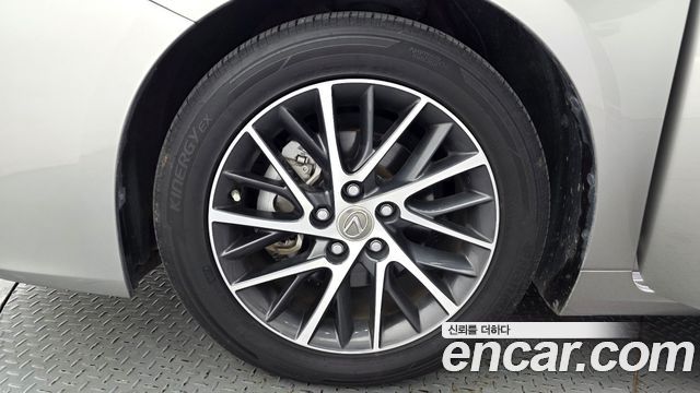 Lexus ES350 Supreme XV60 2018 — фото 5