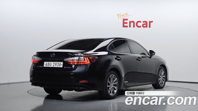 Lexus ES300h Supreme XV60 2018 — фото 2