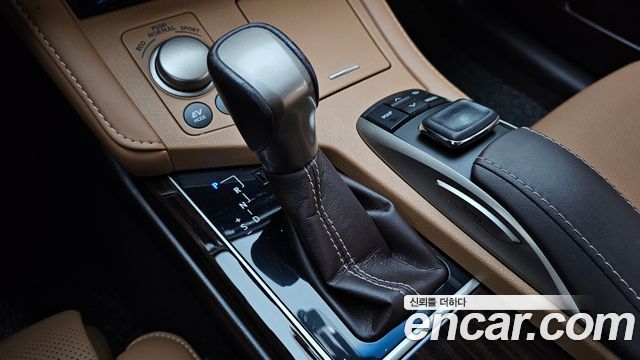 Lexus ES300h Supreme XV60 2018 — фото 9