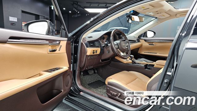 Lexus ES300h Supreme XV60 2018 — фото 10