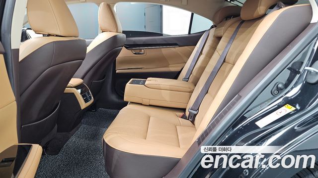 Lexus ES300h Supreme XV60 2018 — фото 12