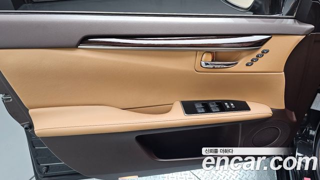 Lexus ES300h Supreme XV60 2018 — фото 24