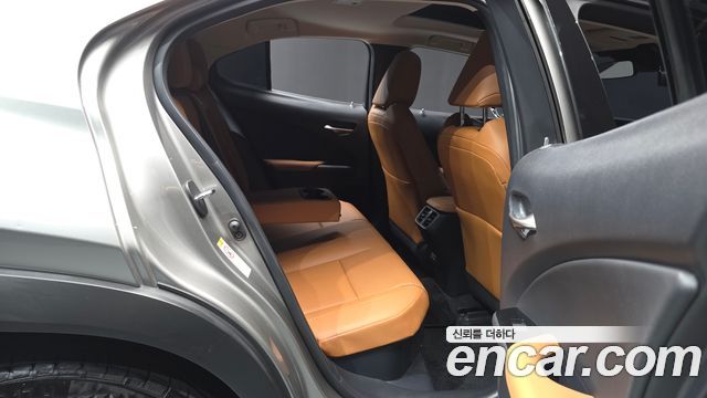 Lexus UX250h 2.0 2WD 2019 — фото 12