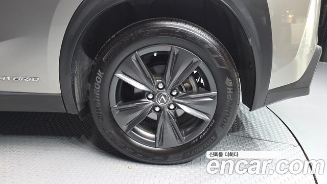 Lexus UX250h 2.0 2WD 2019 — фото 21
