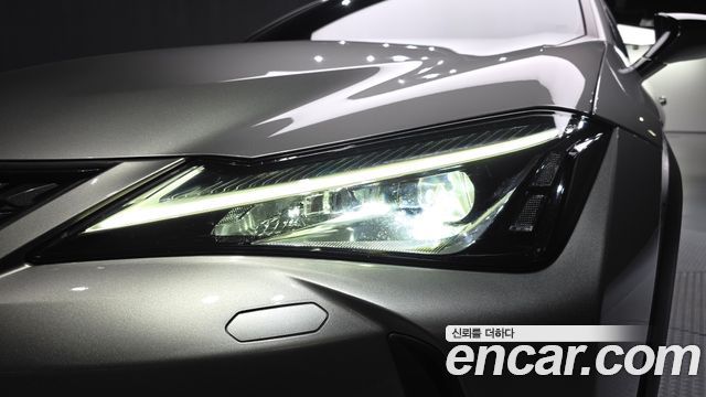 Lexus UX250h 2.0 2WD 2019 — фото 22