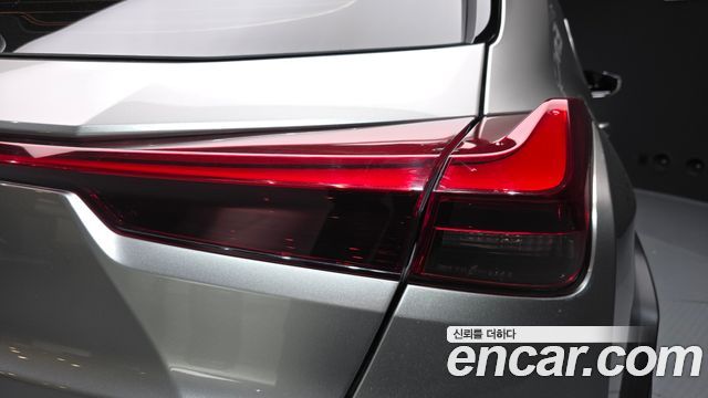 Lexus UX250h 2.0 2WD 2019 — фото 23