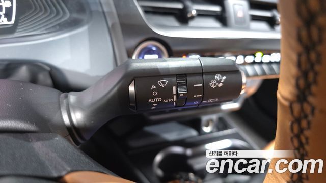 Lexus UX250h 2.0 2WD 2019 — фото 29