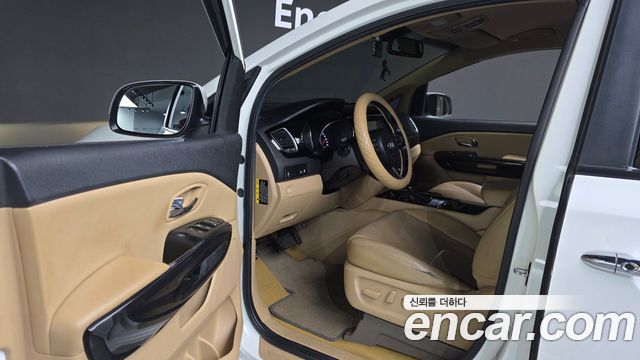 Kia Carnival 9-seater Prestige 2016 — фото 10
