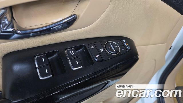 Kia Carnival 9-seater Prestige 2016 — фото 11