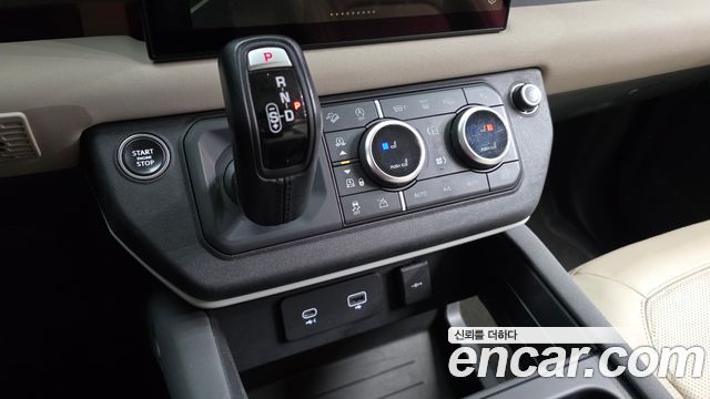 Land Rover Defender (L663) 110 D250 SE 2023 — фото 9